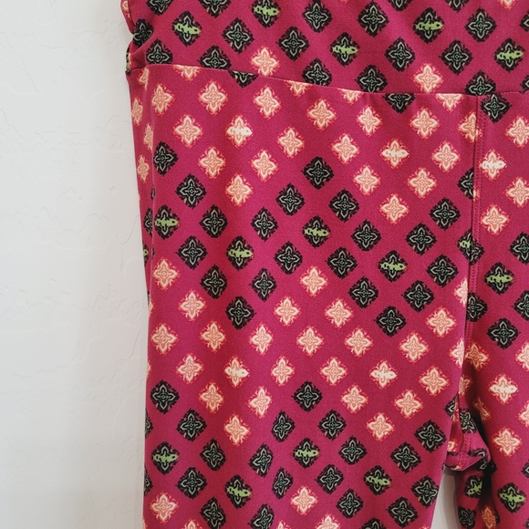 💕 LulaRoe Pink Patterned Leggings Tall & Curvy - Picture 3 of 9